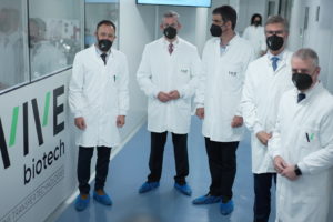 Visita Iñigo Urkullu, Markel Olano, Eneko Goia y Denis Itxaso a las nuevas instalaciones VIVEbiotech