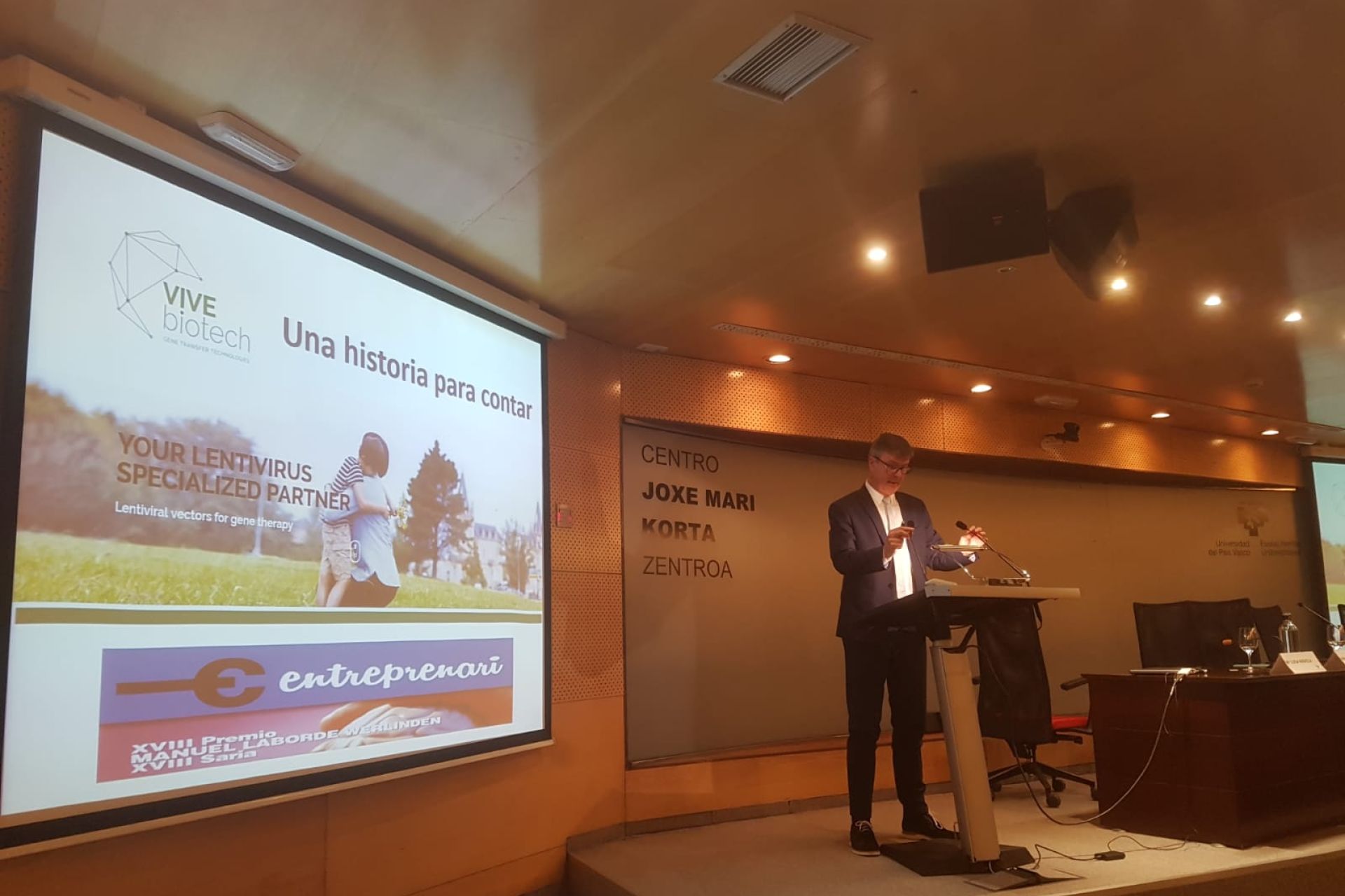 Gurutz Linazasoro, CEO of VIVEbiotech, gave the lecture at the award ceremony of the XVIII. Manuel Laborde Werlinden Prize